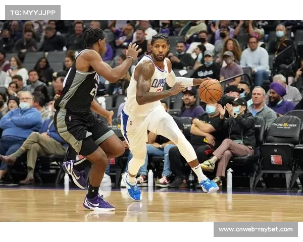 保罗·乔治亮相巴黎时装周 主持时尚节目与球星同框