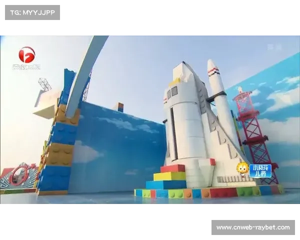 洱海赛道增设临时看台,单日容纳观众超万 洱海赛道增设临时看台,单日容纳观众超万