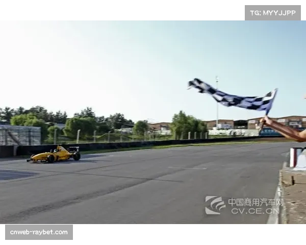 加拿大大奖赛安全车第三次出动，赛道碎片引发红旗